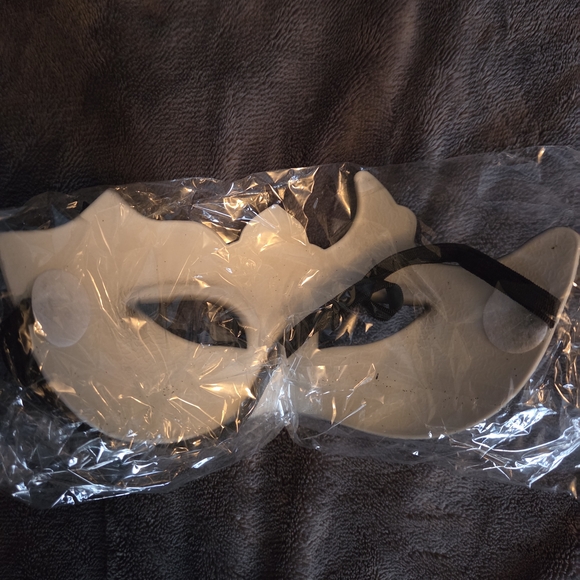 Black Glitter Masquerade Mask - Picture 4 of 4